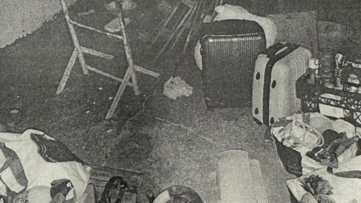 El propietario de la vivienda cambió el candado de la habitación de los inquilinos y les sacó sus maletas al patio.