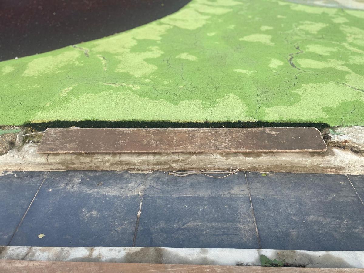 Mal estado de los elementos del parque de San Isidro de Benagéber.
