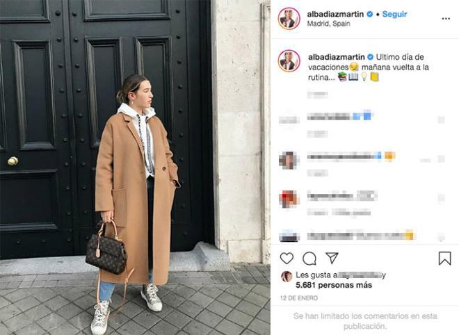 Alba Díaz Martín con sudadera, zapatillas y abrigo largo