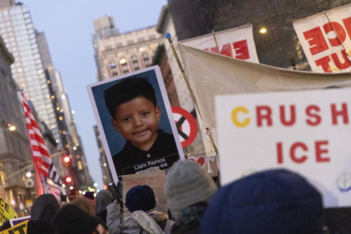 Un cartel con la imagen del pequeño Liam Ramos durante una protesta contra el ICE