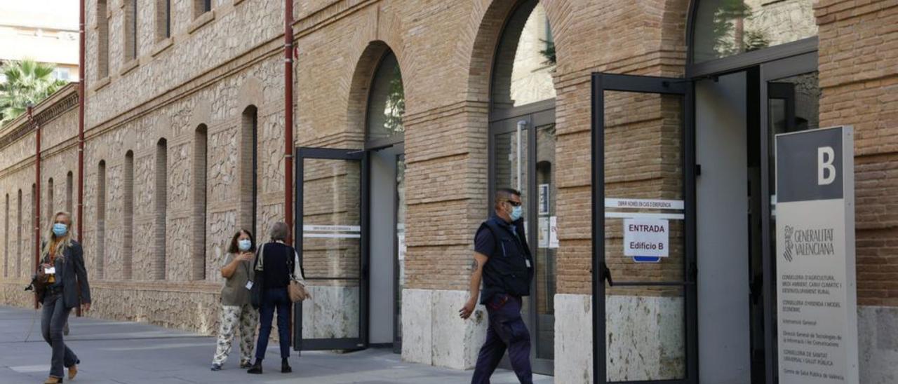 Funcionarios acuden a  la ciudad administrativa de València.