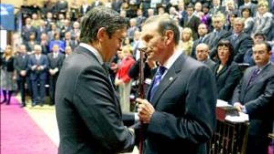 López promete como lendakari frente a la hostilidad del PNV