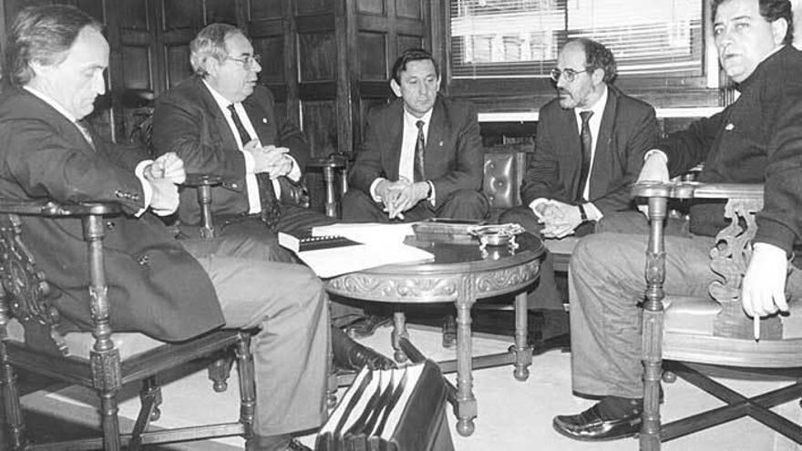 Por la izquierda, Sabino López, Vicente Álvarez Areces, Agustín Antuña, Plácido Rodríguez y Daniel Gutiérrez Granda, en una reunión durante el proceso de transformación del Sporting en sociedad anónima deportiva, en junio de 1992.