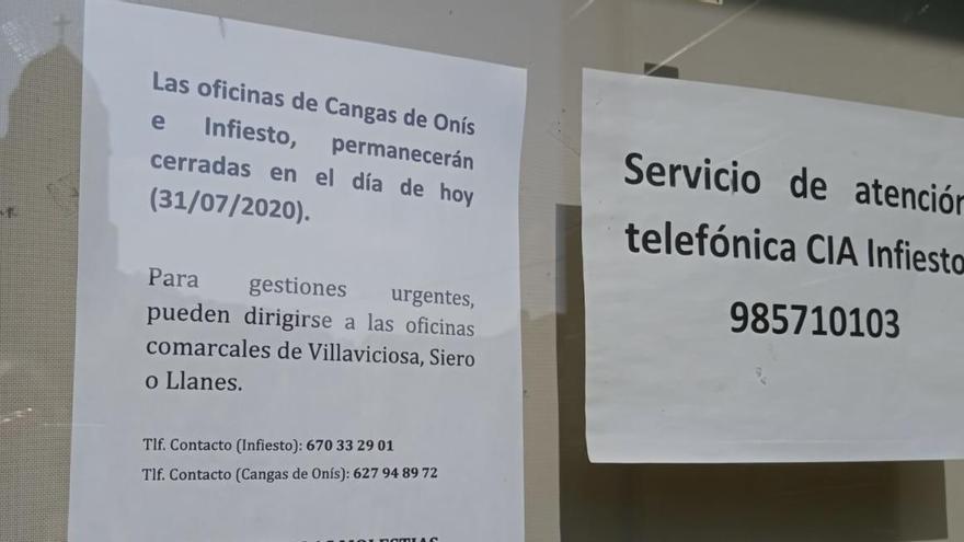 Carteles en la oficina comarcal de Agricultura de Infiesto