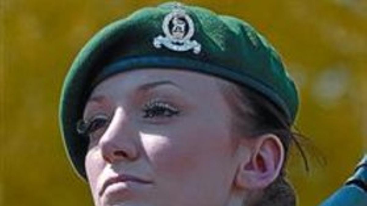Katrina Hodge, posando como modelo cuando se postulaba como Miss y vestida con el uniforme militar.