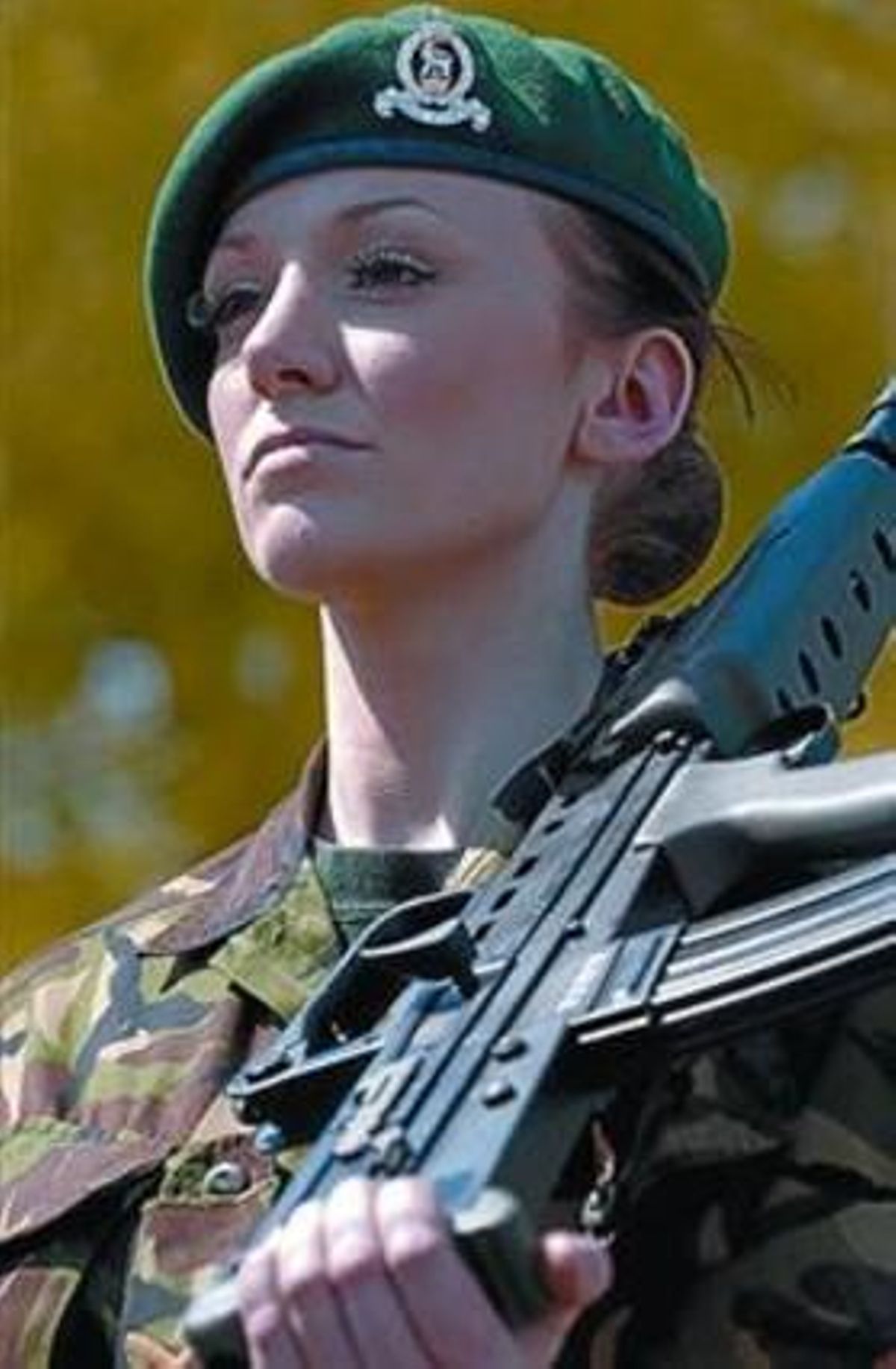 Katrina Hodge, posant com a model quan es postulava com a Miss i vestida amb l’uniforme militar. Katrina Hodge, posant com a model quan es postulava com a Miss i vestida amb l’uniforme militar.