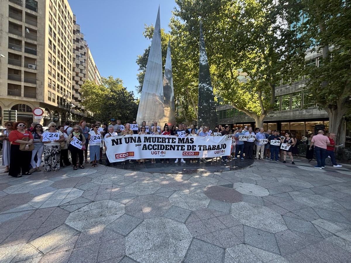 Concentración convocada por UGT y CCOO en Zaragoza por la última muerte en el trabajo registrada en Aragón.