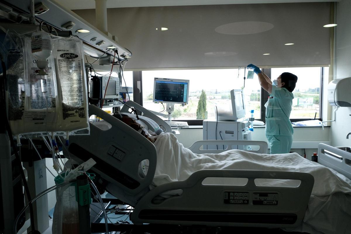 Atención a un paciente de UCI en el Hospital Universitario de Torrevieja. Imagen de 2021
