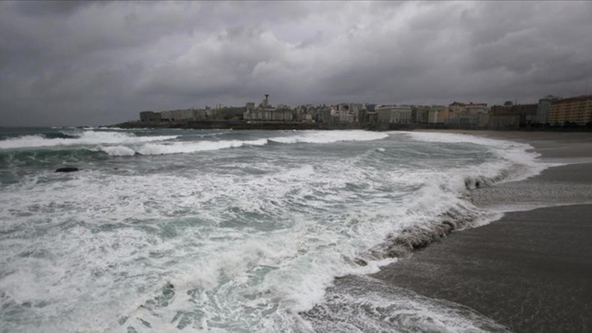 Temporal costero en A Coruña, donde hay alerta por posibilidad de olas de nueve metros este domingo.