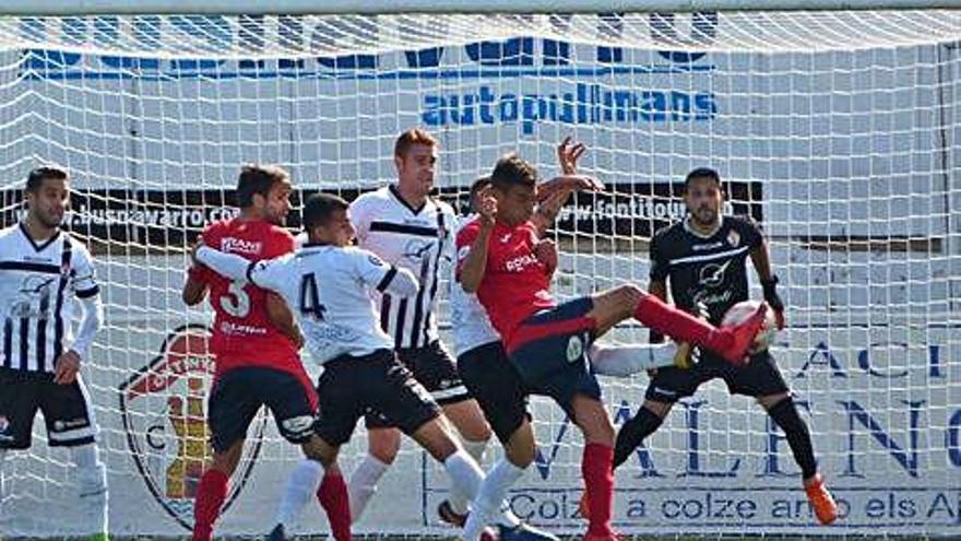 Nierga intenta rematar en el partit al camp de l&#039;Ontinyent.