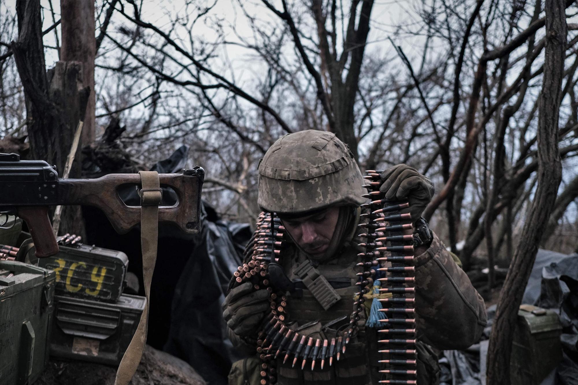 Un soldado ucraniano prepara la munición en el frente de Bajmut.