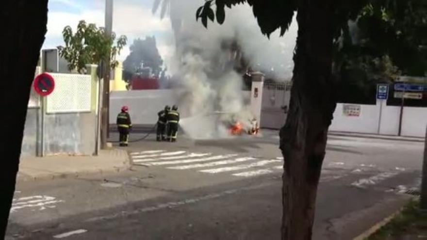 Un vehículo arde en la calle Santo Tomás de la capital grancanaria