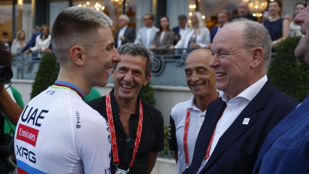 El ciclista esloveno Tadej Pogacar conversa con el príncipe Alberto de Mónaco frente al Casino de Monte Carlo.