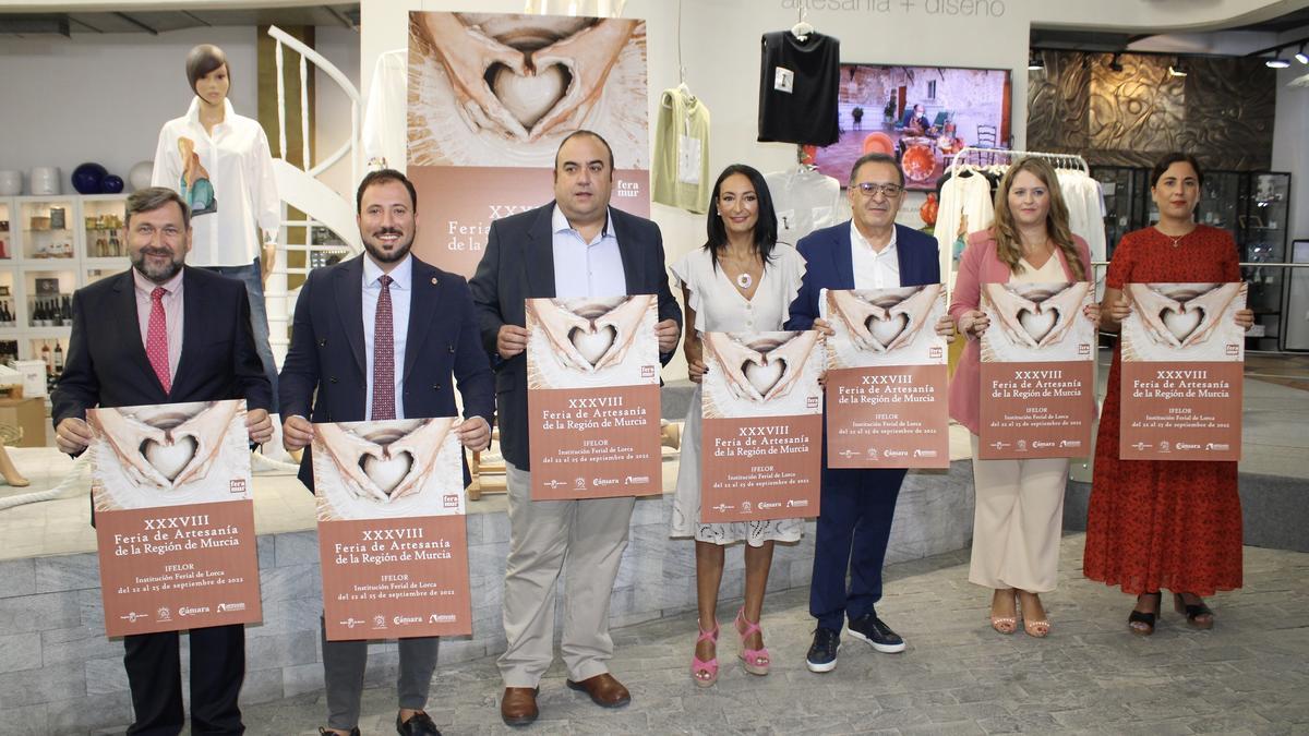 Miguel Ángel Martín, Francisco Morales, Juan Francisco Gómez, Valle Miguélez, Gregorio González, Sonia Moreno y Ana Isabel Sánchez, durante la presentación de Feramur, en el Centro de Artesanía de Murcia