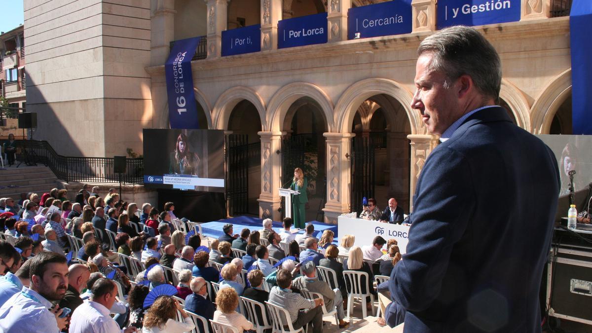 Fulgencio Gil Jódar siguiendo la intervención de la secretaria general del Partido Popular desde lo más alto de las escalinatas del antiguo claustro de la Merced.