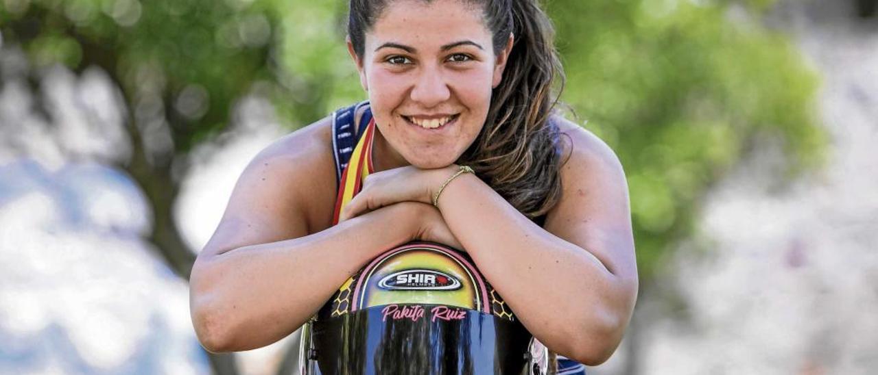 La mallorquina Pakita Ruiz aguanta entre sus brazos el casco con el que compite en los campeonatos autonómicos y nacionales.