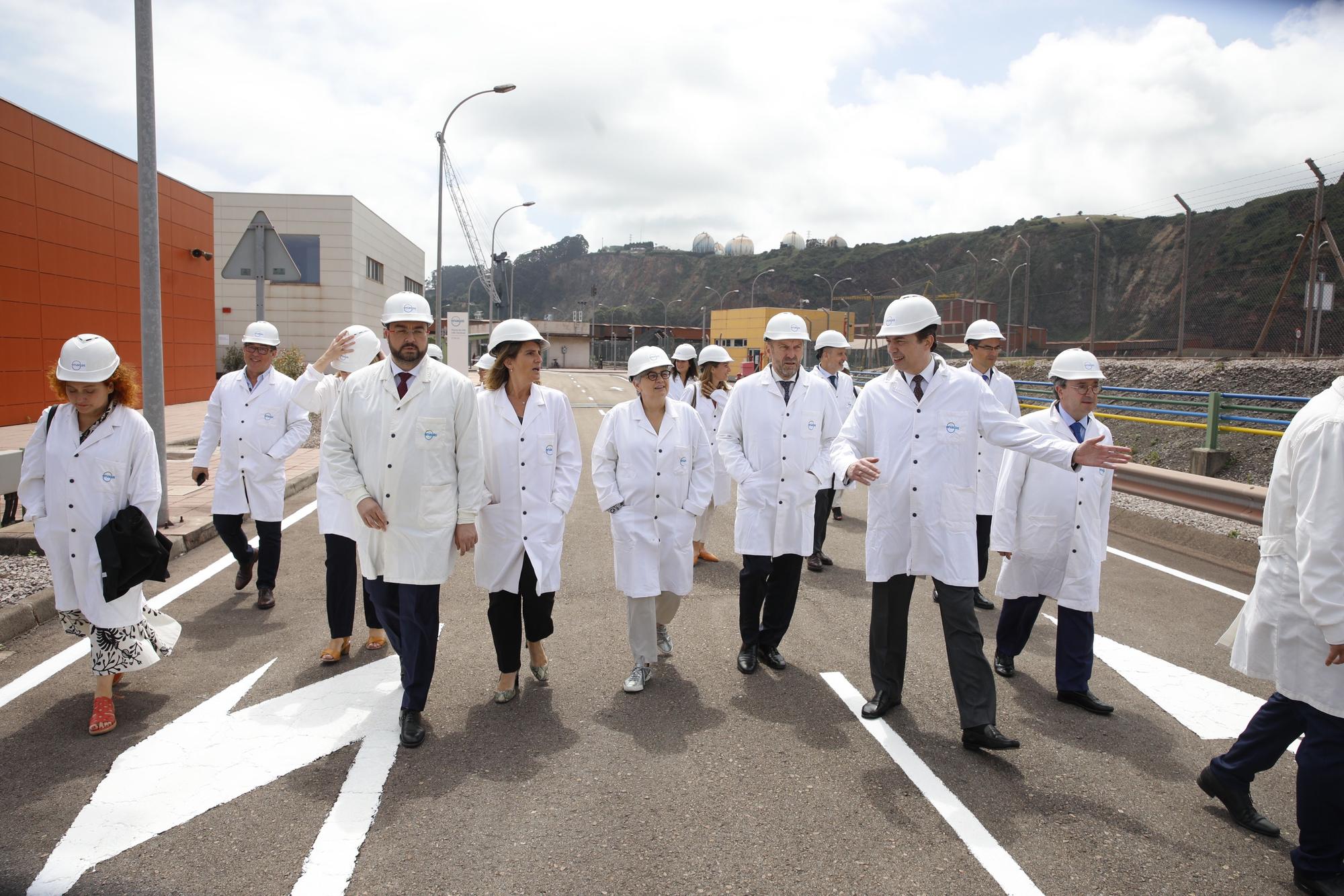 Teresa Ribera visita la planta regasificadora de El Musel