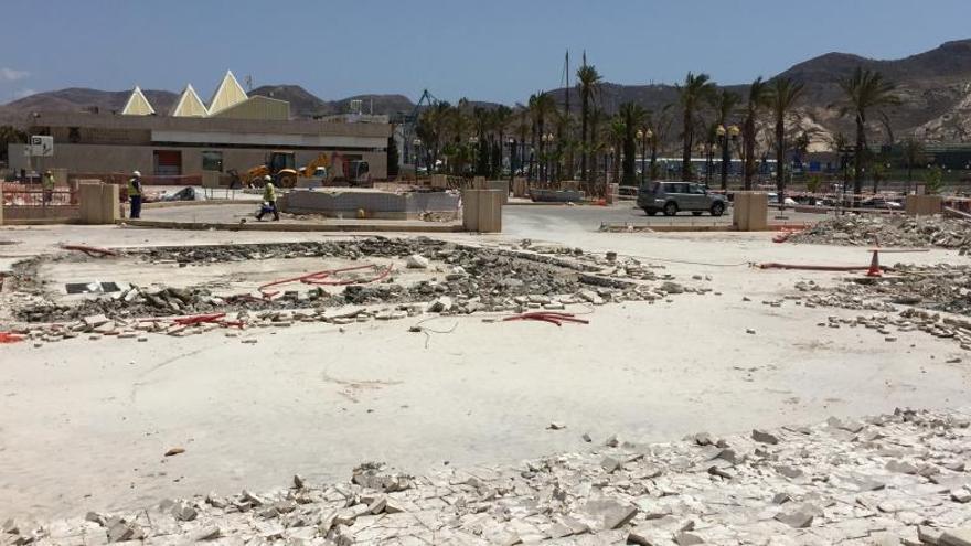 Los operarios trabajan en el pavimento del muelle tras la retirada de los quioscos.