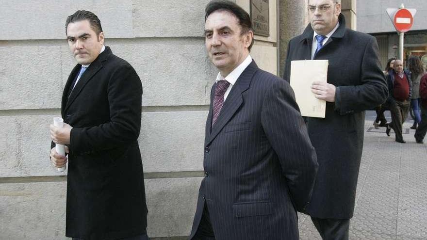 El presidente de Coren, Manuel Gómez Franqueira, en el centro, tras firmar la compra de acciones de NCG. x. álvarez