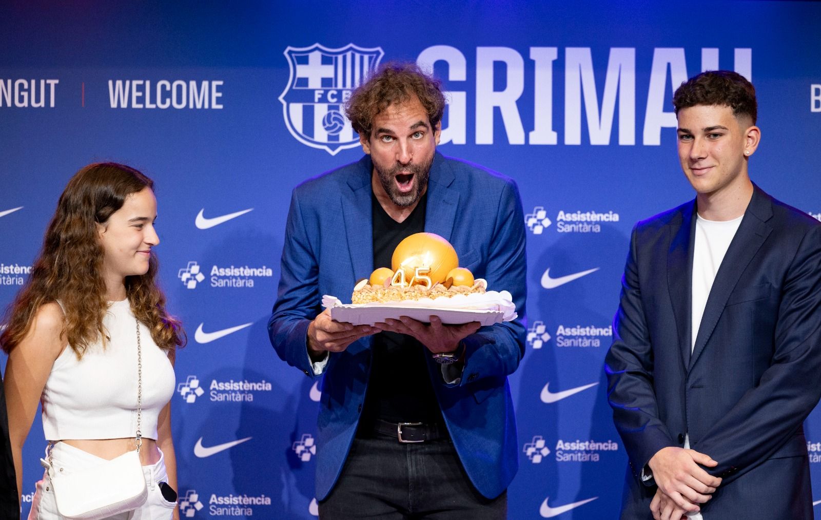 Los hijos de Grimau, Joel y Vega, acompañan a su padre en la felicitación de su aniversario