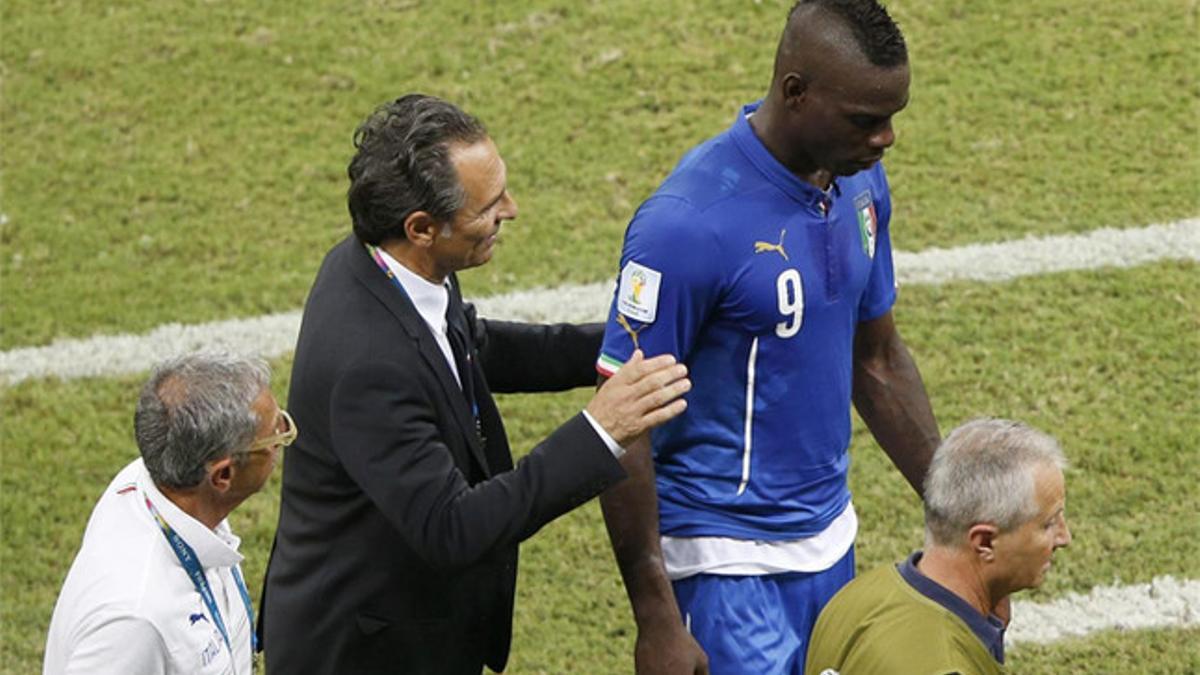 Prandelli y Balotelli, durante el encuentro ante Inglaterra del pasado Mundial