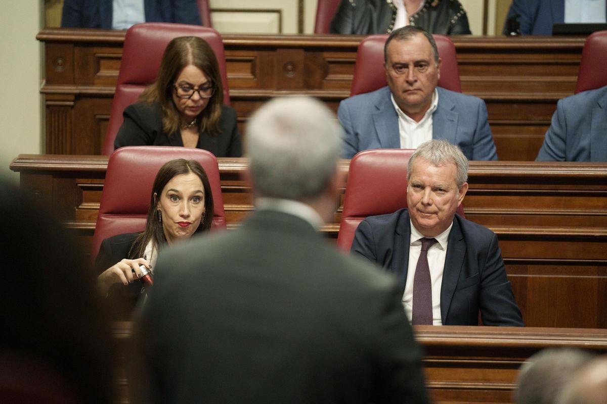Nira Fierro y Sevastián Franquis escuchan en sus escaños una intervención del presidente Fernando Clavijo