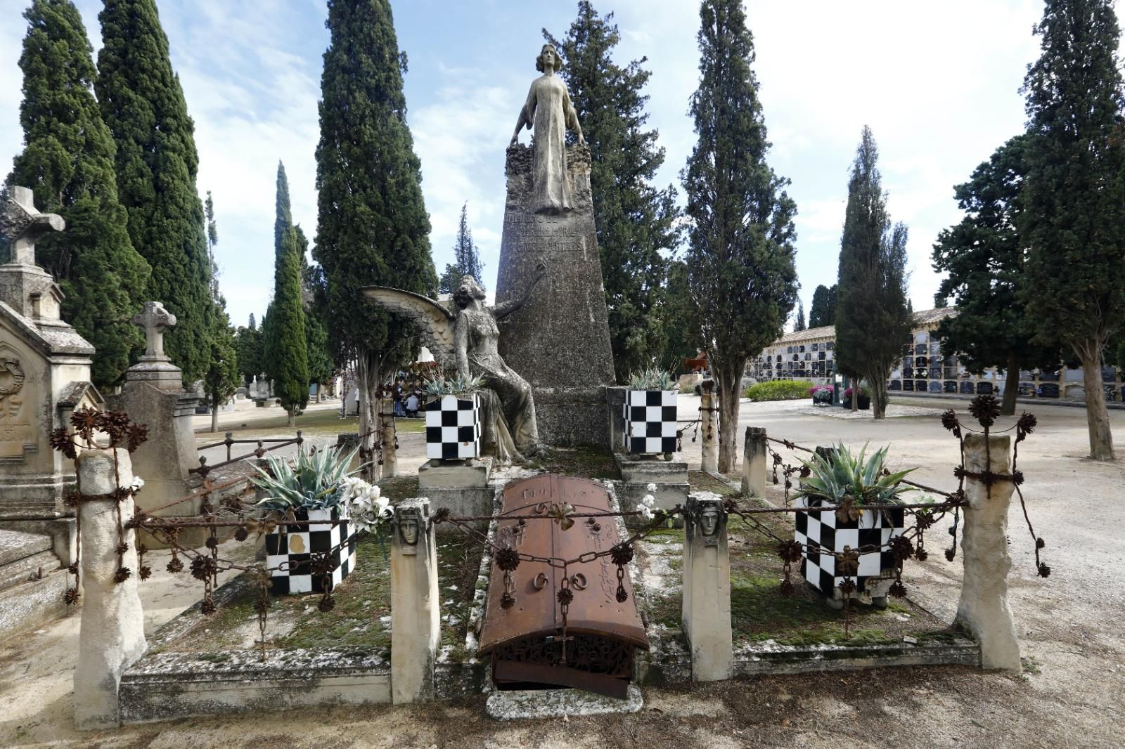 En imágenes | El cementerio de Zaragoza, un museo al aire libre que se engalana para el Día de Todos los Santos