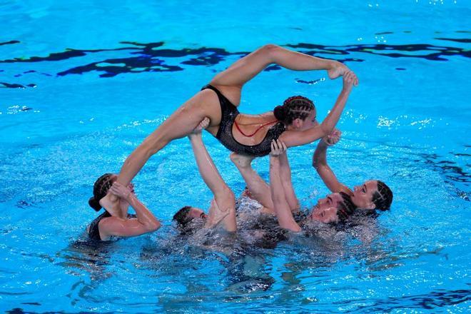 España se cuelga la última plata y consigue un 10 histórico con su rutina acrobática al ritmo de Berghain de Rosalía