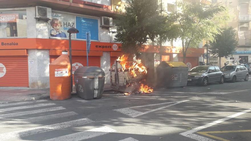 Arden 24 contenedores en Alicante en solo dos días con un coste de más de 50.000 euros