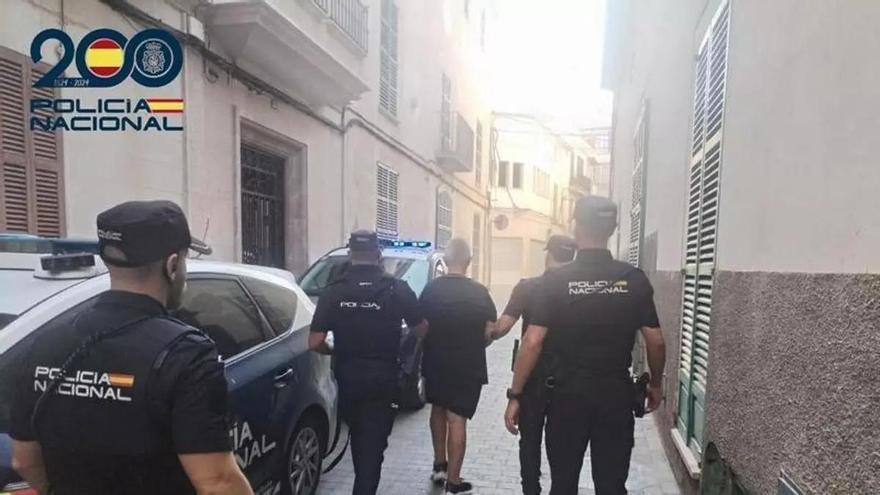 Un home es presenta als jutjats de Mallorca i diu que fa deu dies que busca la seva dona per matar-la