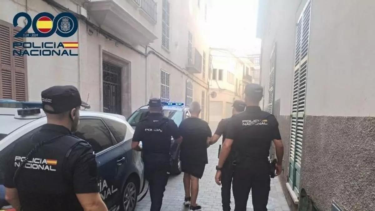 El detingut a Manacor, custodiat per agents de la Policia Nacional