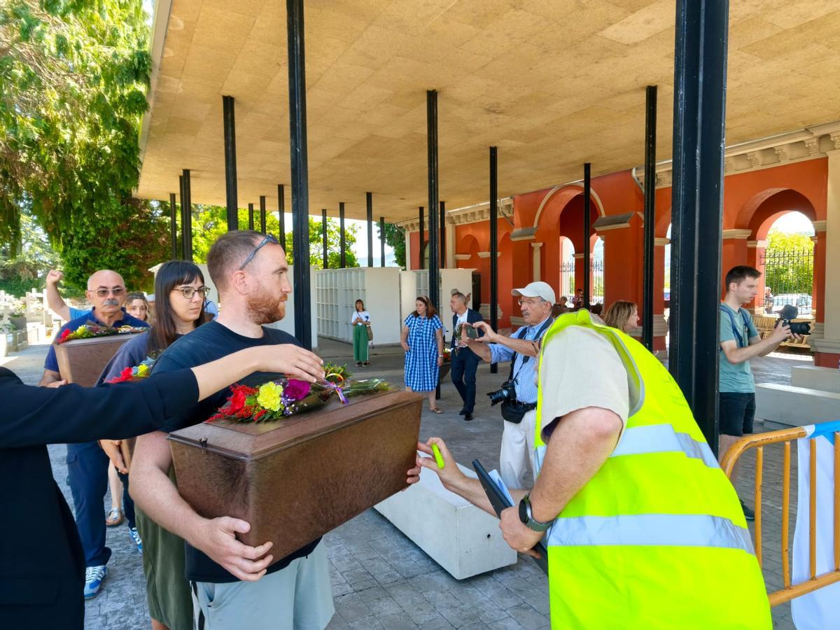 En imágenes, así dio Grado digna sepultura a 60 víctimas de la represión franquista exhumadas de la fosa de El Rellán En imágenes, así dio Grado digna sepultura a 60 víctimas de la represión franquista exhumadas de la fosa de El Rellán