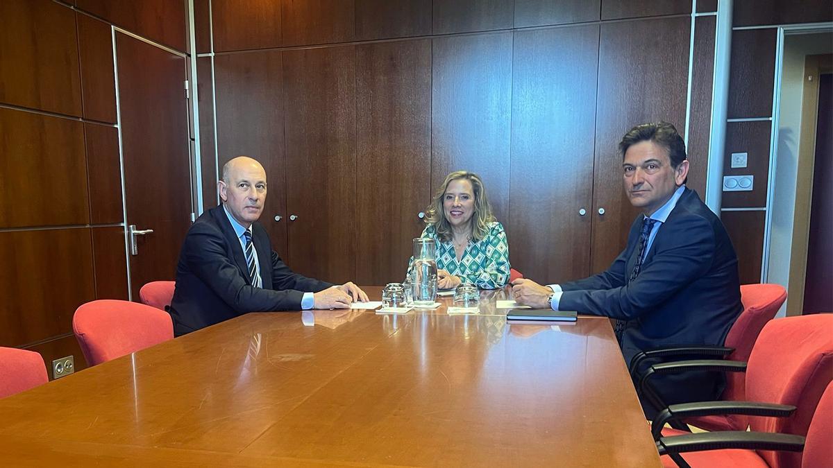 La consejera Belarmina Díaz, flanqueada por Juan José Fernández y José Augusto Suárez.