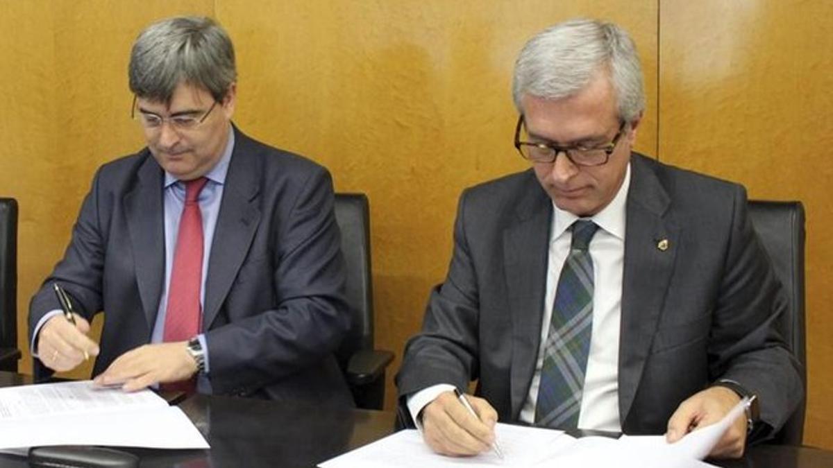 Miguel Cardenal y Josep Fèlix Ballesteros firmando un convenio de colaboración