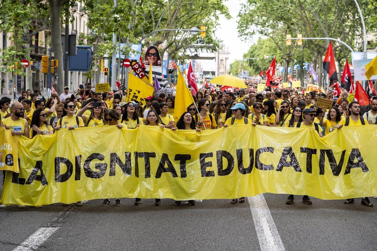 Manifestantes participan en una marcha por el centro de Barcelona durante una jornada de protesta del sector educativo
