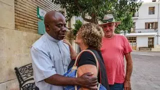 Salvar al padre Juan: Relleu se moviliza contra el traslado de su cura, el refugiado de Ruanda que quería ser soldado