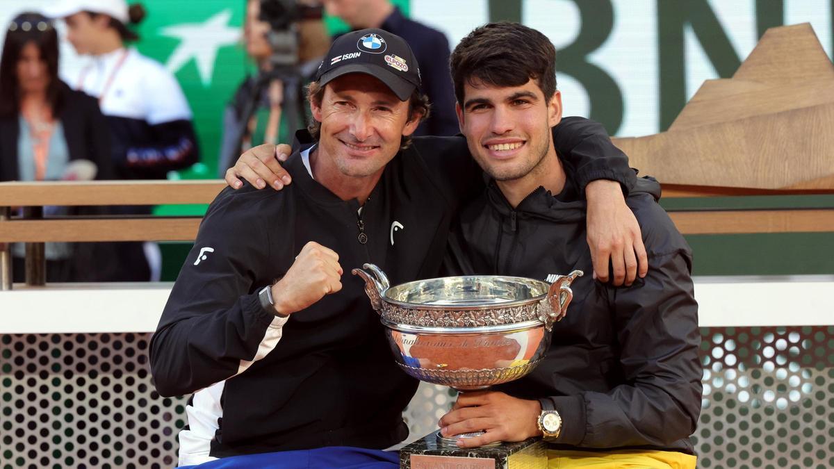 Ferrero y Carlos Alcaraz con la Copa de los Mosqueteros que acredita al tenista como ganador de Roland Garrós.