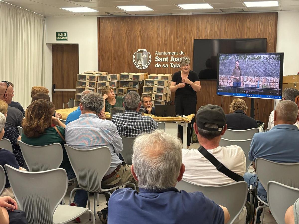 Reparto de trampas de serpientes en Sant Josep