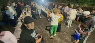 Fiesta vecinal a la luz de la luna en A Roza de Beluso