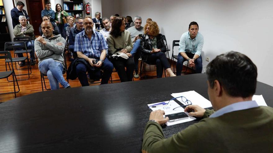 Pedro de Rueda, de espalda, minutos antes de comenzar ayer de tarde la reunión de la junta local del PP. | Mara Villamuza