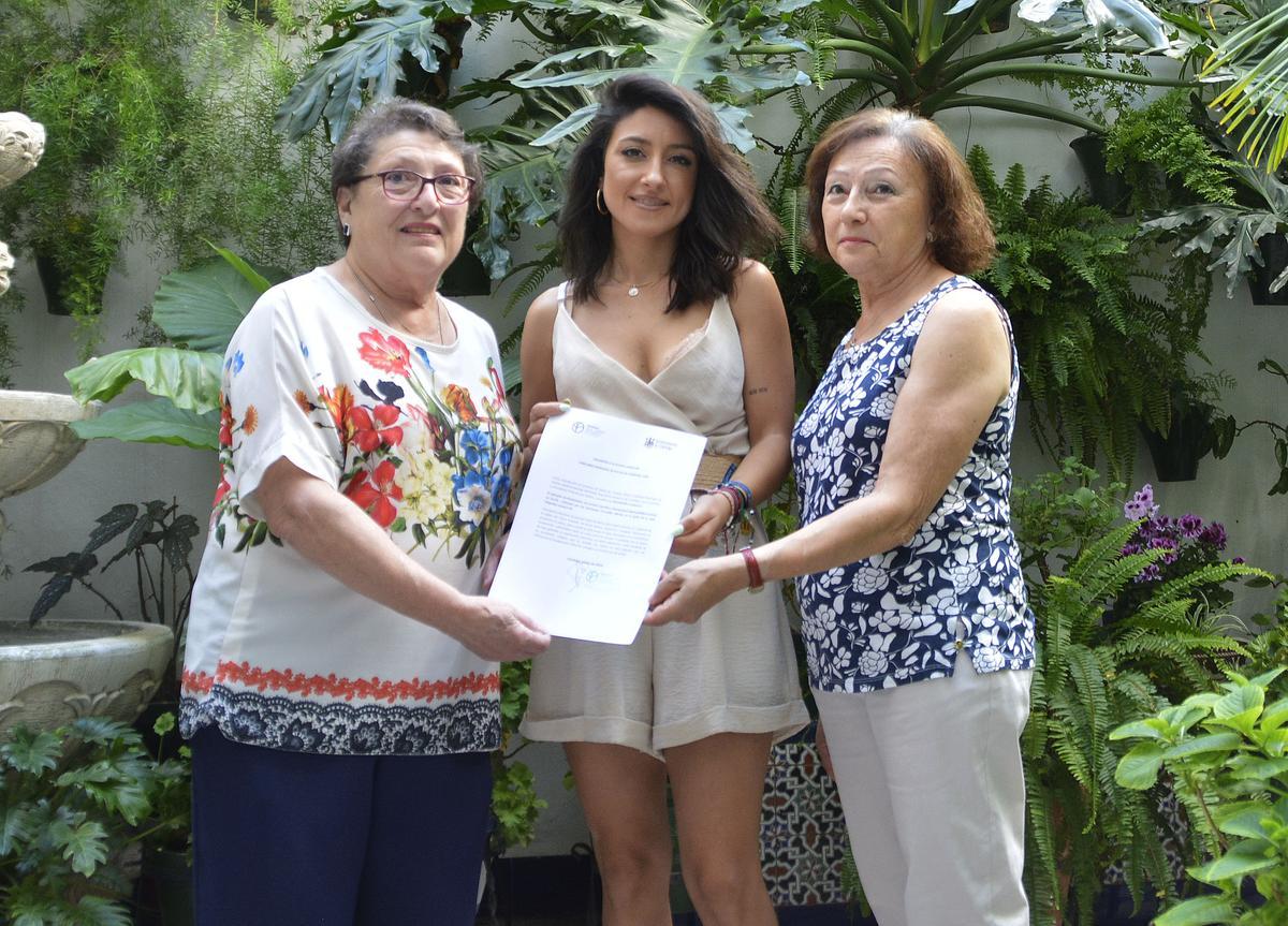 Cintia Bustos entrega el premio 'Planta Singular' a la familia Torrealba.