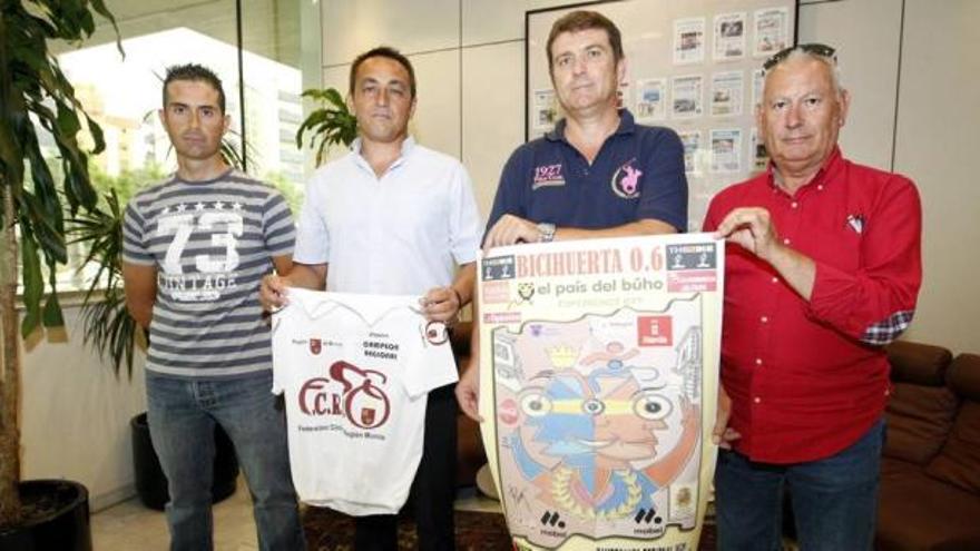 Raúl Jiménez, Antonio Sánchez, Fulgencio Perona y José López Tortosa con el cartel y el maillot.