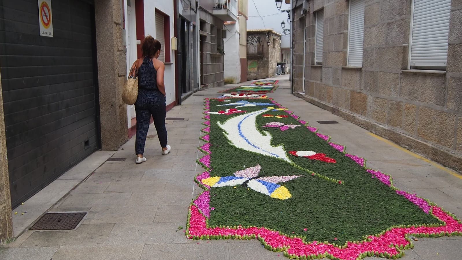 Redondela, cubierta por sus alfombras de flores