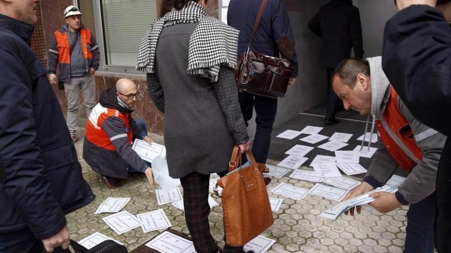 Protesta a las puertas de la negociación. Trabajadores de Zumárraga colocan octavillas al paso de los representantes de la dirección de Arcelor-Mittal.