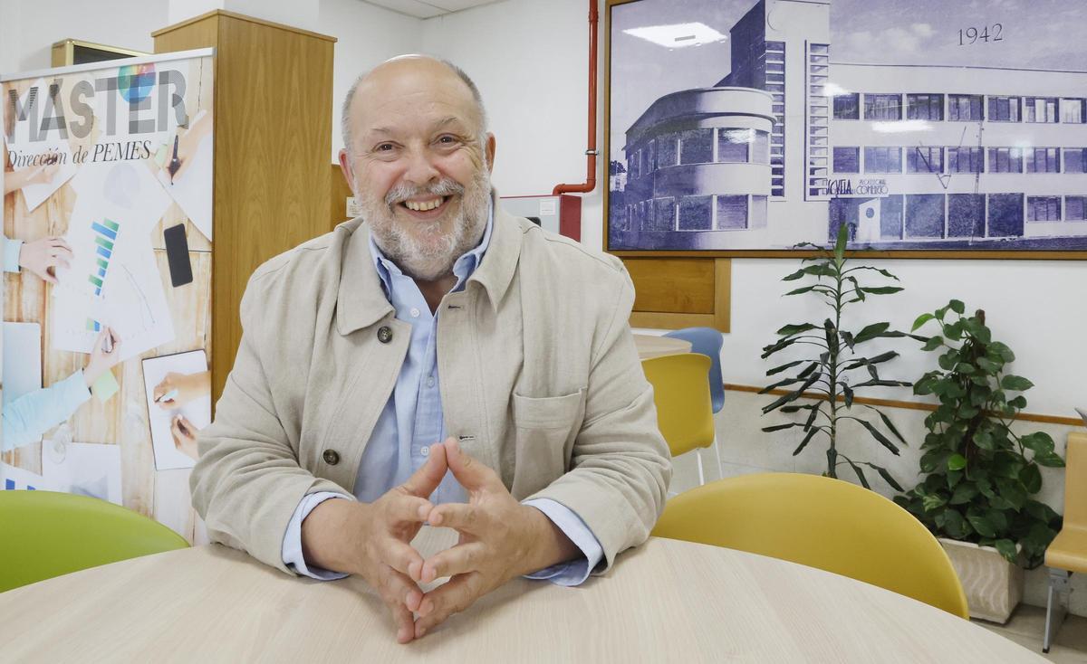 José María da Rocha, decano de la Facultad de Comercio.