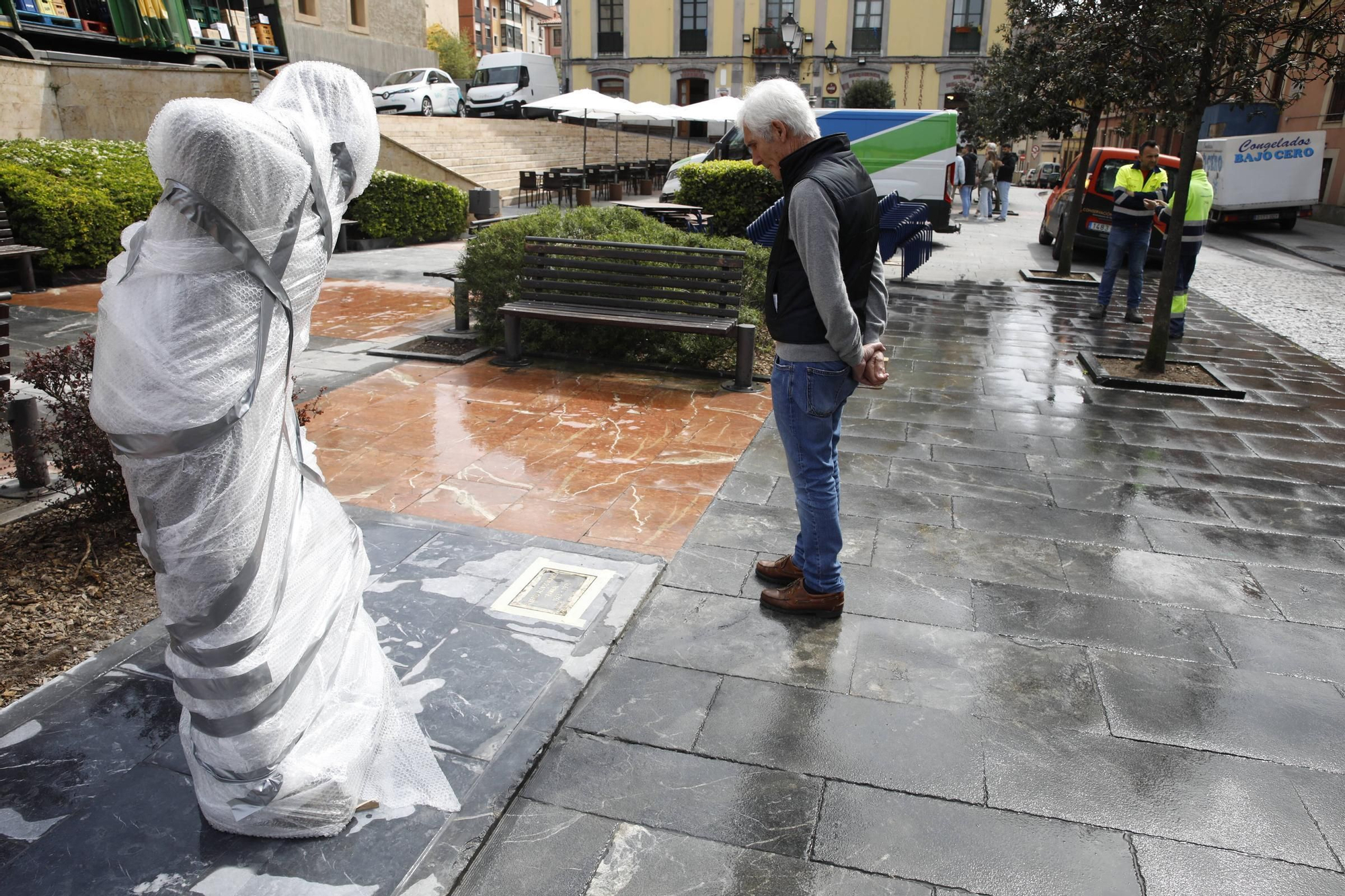 En imágenes: Así fue la instalación de la estatua de Rambal en Cimadevilla