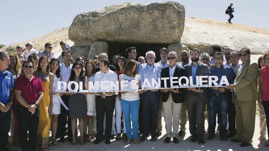 Autoridades y trabajadores posan en el conjunto arqueológico de Los dólmenes de Antequera.