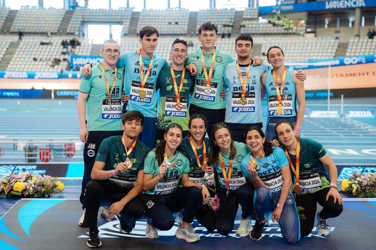 Manu Bea, tercero por la izquierda en la fila de arriba, en el podio del Nacional de pista cubierta.