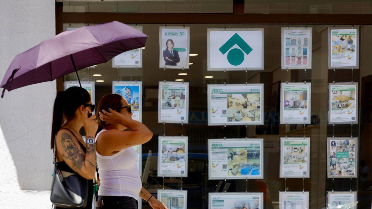 Oferta de viviendas en una inmobiliaria de València, en una imagen reciente.