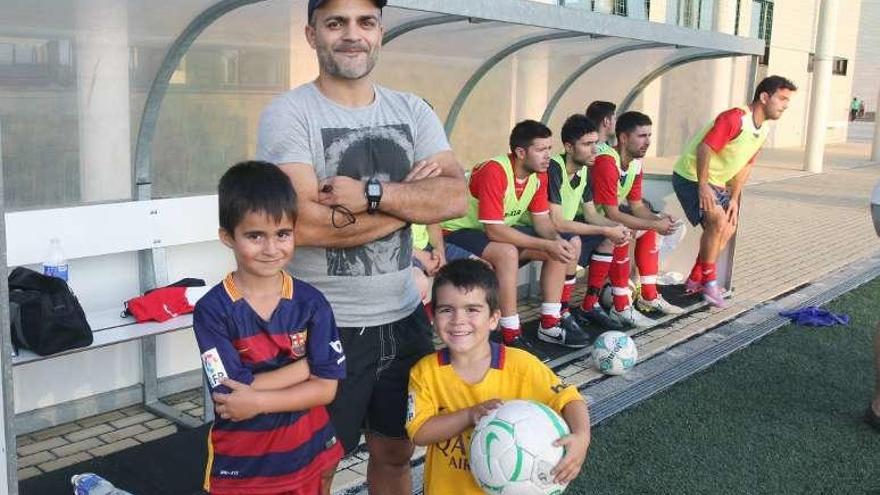 Marcial Martínez, ante el banquillo del Atlético Velle. // I.Osorio